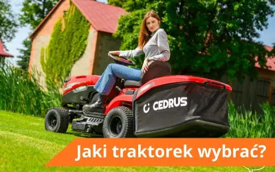 Kobieta siedzi na czerwonym traktorku kosiarka Cedrus, idealnym do nierównych terenów.