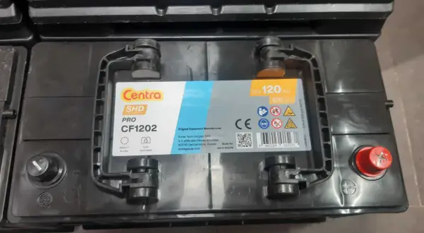 Akumulator Centra PRO CF1202 120 Ah, idealny do MF 255. Wyprodukowany w Europie, w pełni nadaje się do recyklingu.