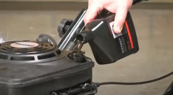 Ile oleju do kosiarki Briggs & Stratton? Sprawdź, aby uniknąć problemów