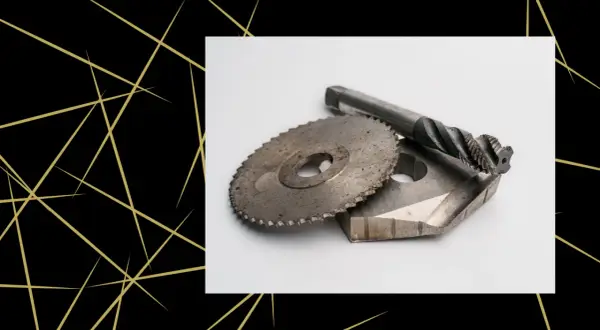 Narzędzia HSS: tarcza tnąca, gwintownik i metalowy element.